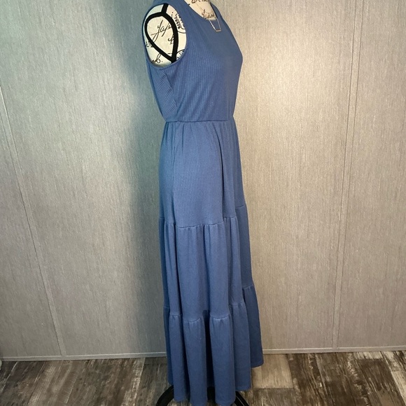 Gilli Sleeveless Blue Maxi Dress Size Medium - Picture 4 of 12